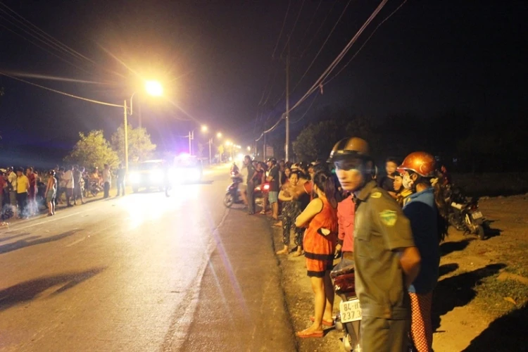 Thương tâm: Va chạm xe tải, hai vợ chồng trẻ mất con ảnh 2