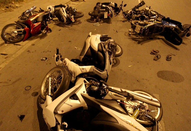 200 thanh niên tổ chức đua xe, 11 tay đua té ngã ảnh 2