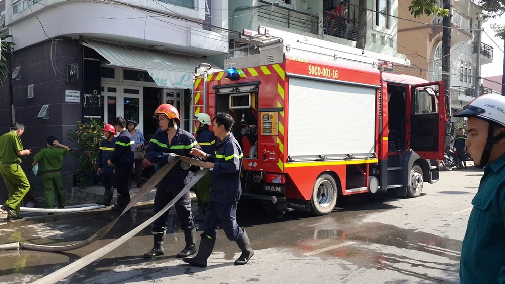 Lửa thiêu rụi căn nhà vắng chủ, cháy xém hai căn liền kề ảnh 1