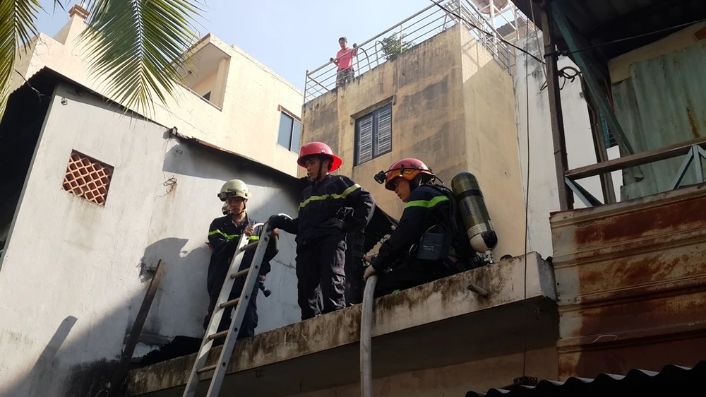 Lửa thiêu rụi căn nhà vắng chủ, cháy xém hai căn liền kề ảnh 2