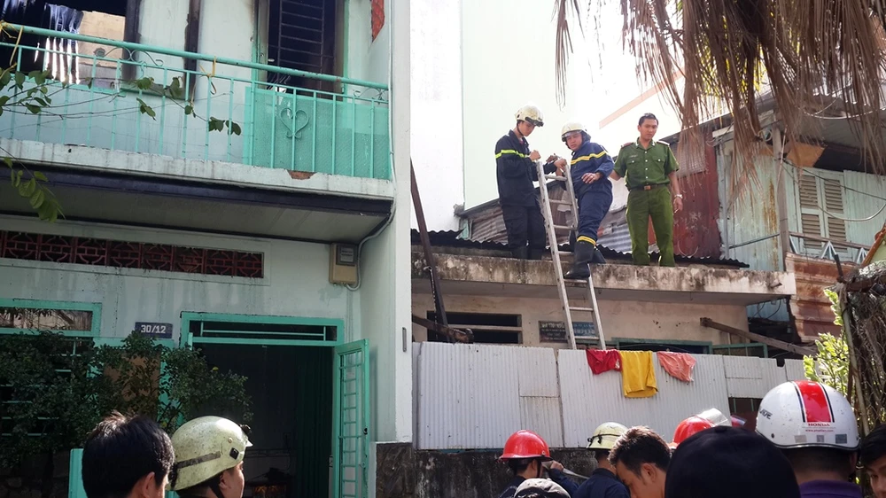 Lửa thiêu rụi căn nhà vắng chủ, cháy xém hai căn liền kề ảnh 3