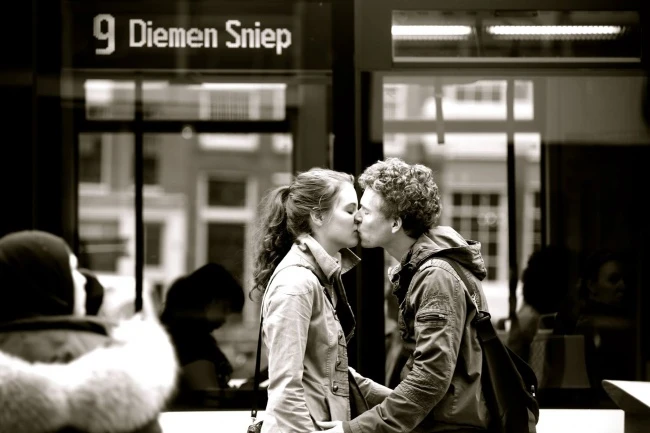 Chiêm ngưỡng những nụ hôn đường phố đắm say ảnh 19