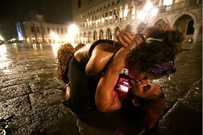 Chiêm ngưỡng những nụ hôn đường phố đắm say ảnh 17