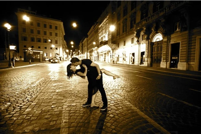 Chiêm ngưỡng những nụ hôn đường phố đắm say ảnh 18