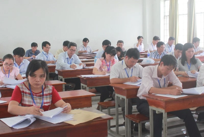 Hình ảnh giáo viên chấm những bài thi đầu tiên ảnh 7