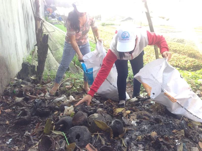 Các nữ công nhân khu nhà trọ 1155/3/7 (KP. 2, phường Bình Chiểu, Thủ Đức, TP.HCM) đang dọn dẹp vệ sinh, hưởng ứng phòng, chống dịch Zika. Ảnh: P.ĐIỀN