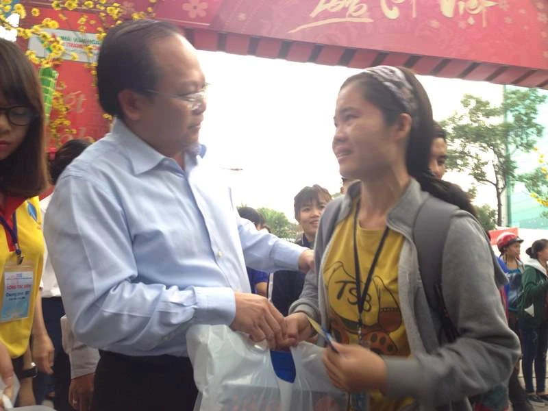 Tặng 5.000 vé xe cho sinh viên về tết ảnh 1