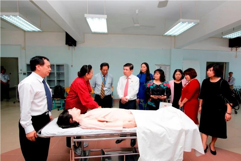 Chủ tịch Hội đồng hiệu trưởng các trường đại học TP.HCM Nguyễn Thành Phong thăm cơ sở vật chất Trường ĐH Nguyễn Tất Thành. 