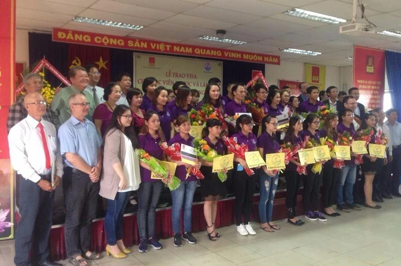 Các ứng viên nhận visa và hợp đồng lao động sang Đức làm việc