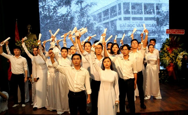 Tiết mục tái hiện hình ảnh các sinh viên Văn khoa trong phong trào "Hát cho đồng bào tôi nghe" - Ảnh: Yến Nhi