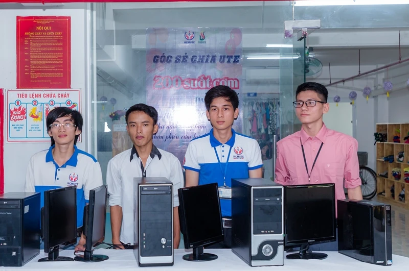 Bán hai con trâu mới mua nổi cái laptop ảnh 1