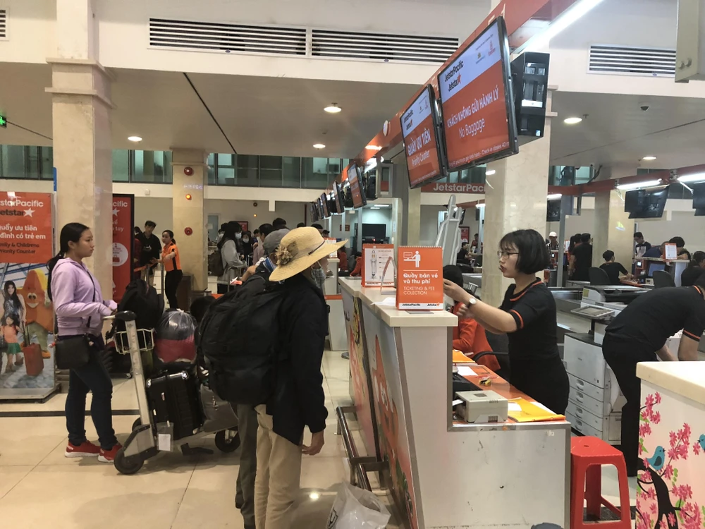 Sân bay Tân Sơn Nhất lập kỉ lục gần 1.000 chuyến bay/ngày ảnh 1