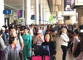 Tân Sơn Nhất bắt đầu ‘nóng’ do dòng người đón kiều bào