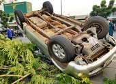 Ô tô lật nhào trên đại lộ Phạm Văn Đồng, 5 người đi cấp cứu