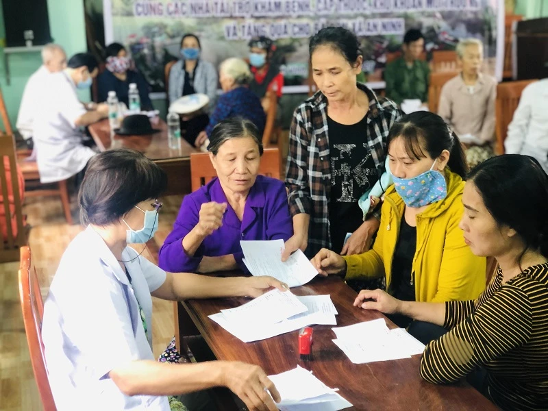 Bác sĩ quân y về vùng lũ Quảng Bình khám bệnh cho dân ảnh 9