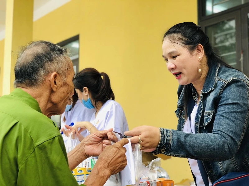 Bác sĩ quân y về vùng lũ Quảng Bình khám bệnh cho dân ảnh 7