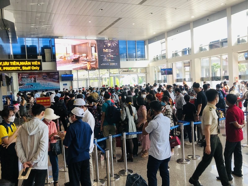 Mùng 3 tết, sân bay Tân Sơn Nhất tấp nập khách ảnh 4