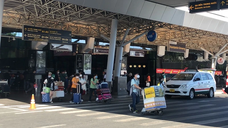 Mùng 3 tết, sân bay Tân Sơn Nhất tấp nập khách ảnh 5