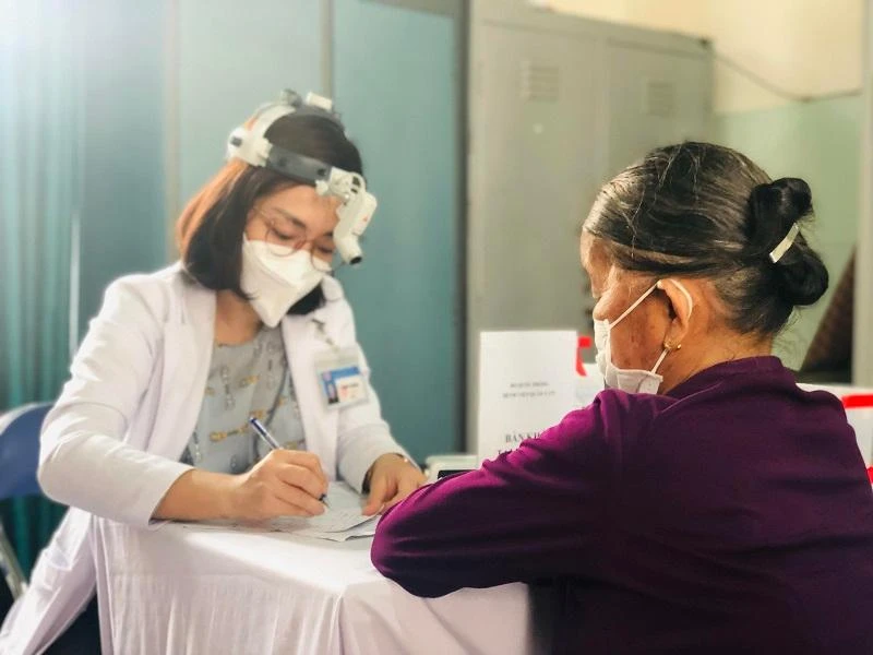 Đội ngũ bác sĩ quân y làm việc cật lực từ sáng sớm. Ảnh: PHONG ĐIỀN