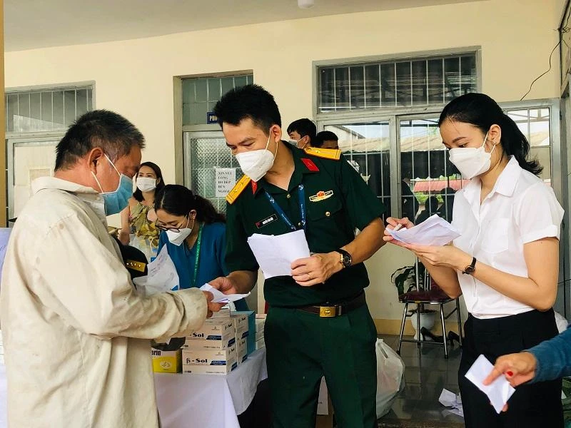 Cùng với khám bệnh, người dân tại xã Bông Trang còn nhận phần quà gồm gạo và nhu yếu phẩm. Ảnh: PHONG ĐIỀN