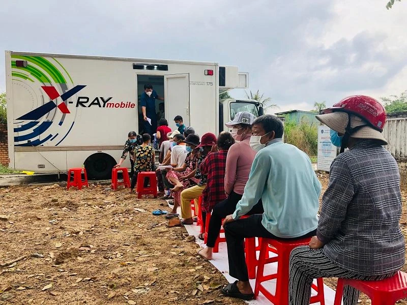 Bà con đến từ sáng sớm để được tư vấn sức khỏe, khám bệnh. Ảnh: PHONG ĐIỀN