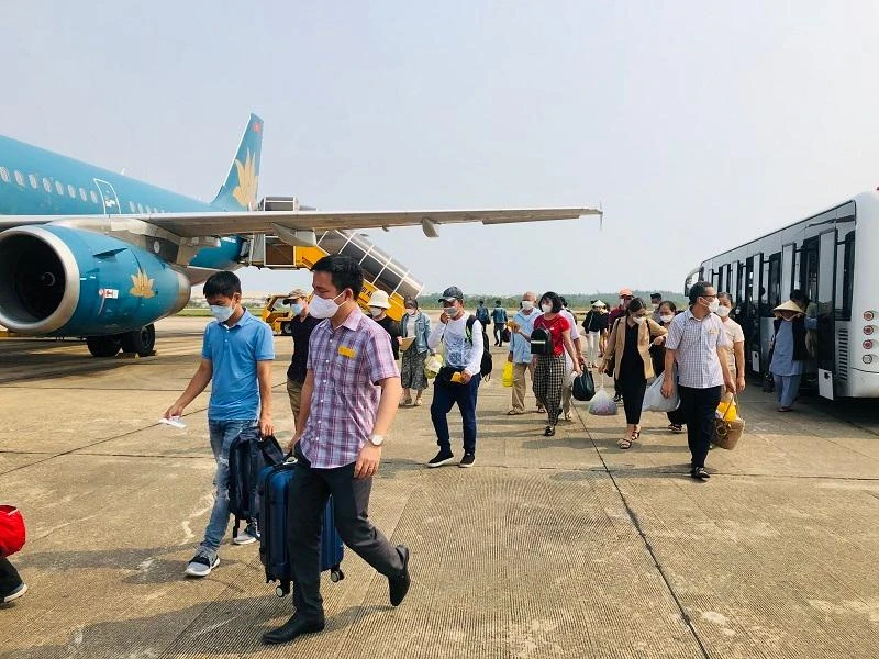 Các hãng hàng không sẽ cung ứng hơn 7,1 triệu chỗ bay nội địa và quốc tế cao điểm hè 2022. Ảnh: PHONG ĐIỀN