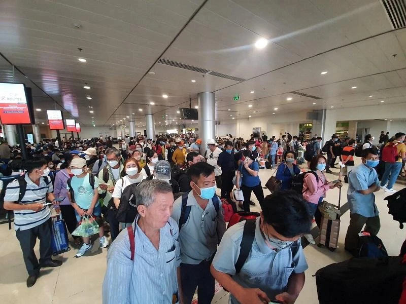 Khách dồn ứ đông đúc tại sân bay Tân Sơn Nhất do hệ thống check in của Vietjet bị trục trặc. Ảnh: TSN