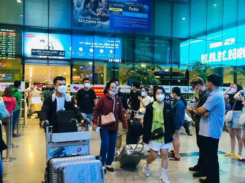 Nhiều đường bay nội địa tấp nập khách cao điểm hè. Ảnh: PHONG ĐIỀN