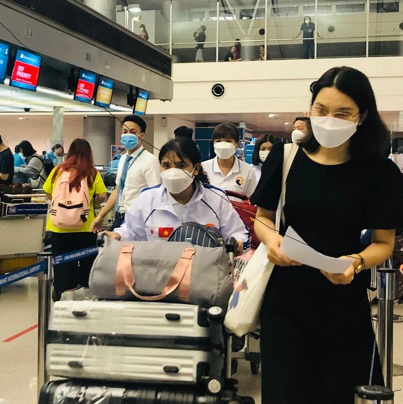 Thực tập sinh Việt Nam làm thủ tục lên máy bay sang Nhật làm việc. Ảnh: PHONG ĐIỀN