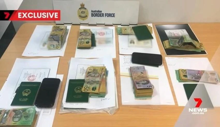 9 tiếp viên bị cáo buộc mang 60.000 đô la Úc được chia nhỏ và cất giấu trong hành lý. Ảnh: 7NEWS