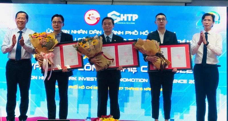 Chủ tịch UBND TP.HCM Phan Văn Mãi trao hoa cho cho các đầu tư vào Khu CNC. Ảnh: PHONG ĐIỀN