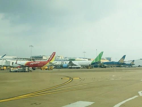 Một số đoàn bay quy định mỗi tiếp viên và phi công được mang theo 500 USD tiền mặt. Ảnh: P.ĐIỀN