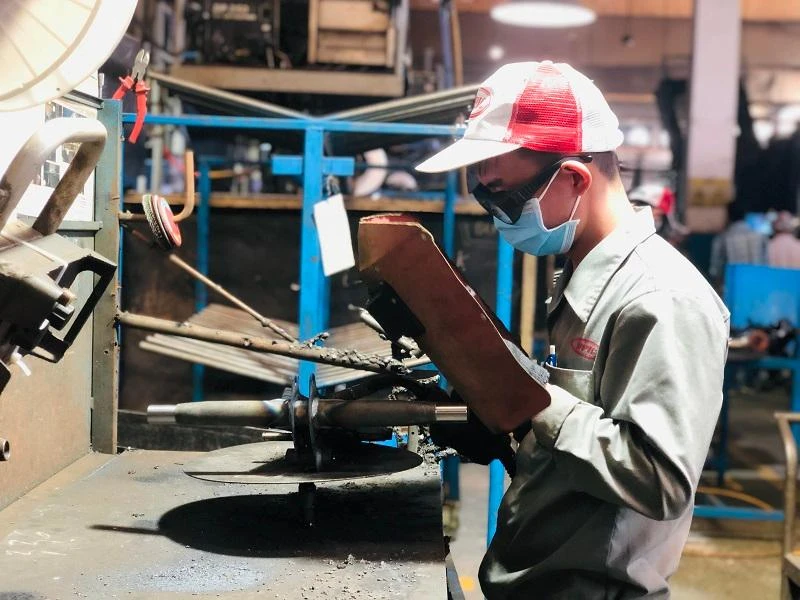 Nhiều công ty đã chủ động tăng lương tối thiểu cao hơn quy định để giữ chân người lao động. Ảnh: PHONG ĐIỀN