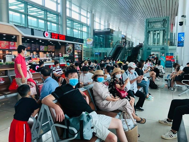 Khách đông đúc tại tại sân bay Phú Quốc trong cao điểm hè. Ảnh: P.ĐIỀN