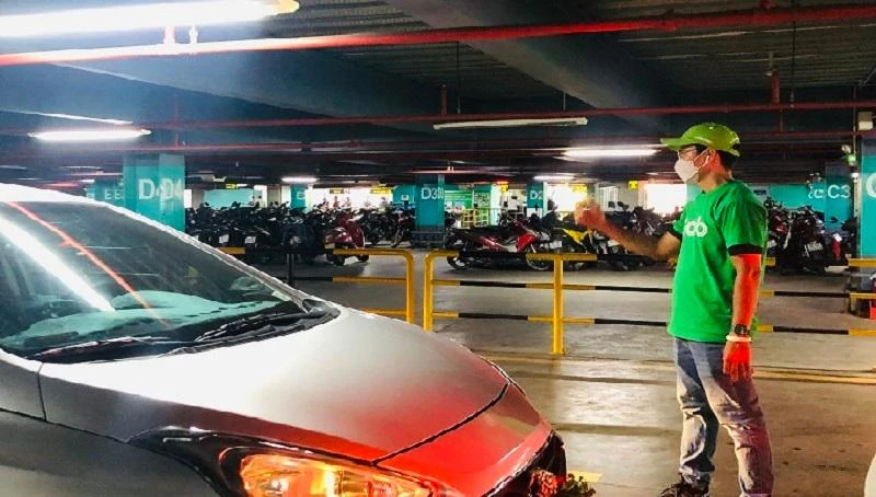 Những thời điểm khách đi/đến đông, khách chật vật bắt xe tại nhà ga quốc nội sân bay Tân Sơn Nhất. Ảnh: PHONG ĐIỀN