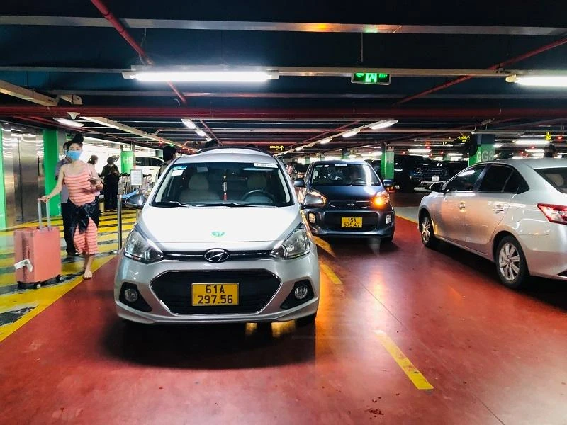 Với chỉ đạo của Bộ GTVT khách hết cảnh vác hành lý đón xe tầng cao. Ảnh: PHONG ĐIỀN