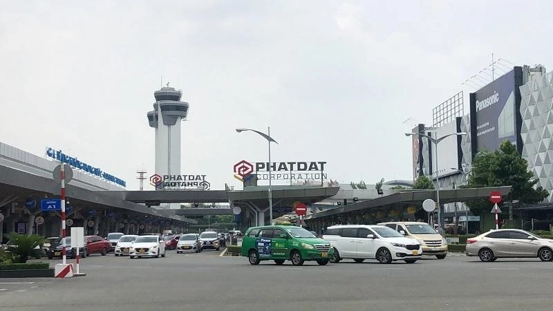 Phương tiện dụng không đúng biển số đã đăng kí với công ty bị cấm hoạt động đón khách tại Cảng HKQT Tân Sơn Nhất. Ảnh: PHONG ĐIỀN