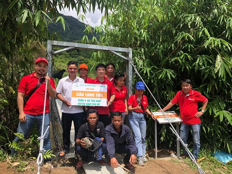 Ông Hà Ngọc Sơn (áo đỏ giữa), Chủ tịch HĐQT Công ty Cổ phần Dược Phẩm TV.Pharm tặng cây cầu cho Long Tro tại thôn 4, xã Trà Nam, huyện miền núi Nam Trà My, Quảng Nam. Ảnh: AN NHIÊN