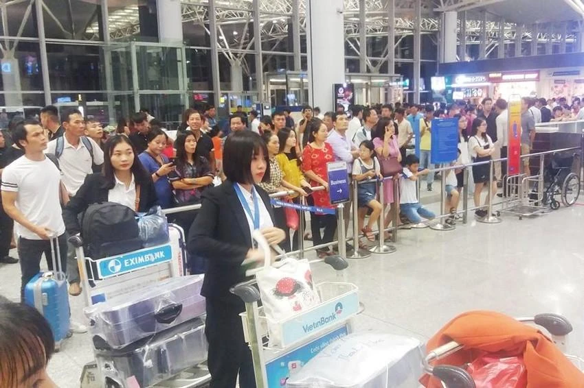 Để tránh quá tải, ùn tắc, sân bay Tân Sơn Nhất khuyến cáo hạn chế người nhà đưa đón và không đến quá sớm so với giờ khởi hành. Ảnh: P.ĐIỀN