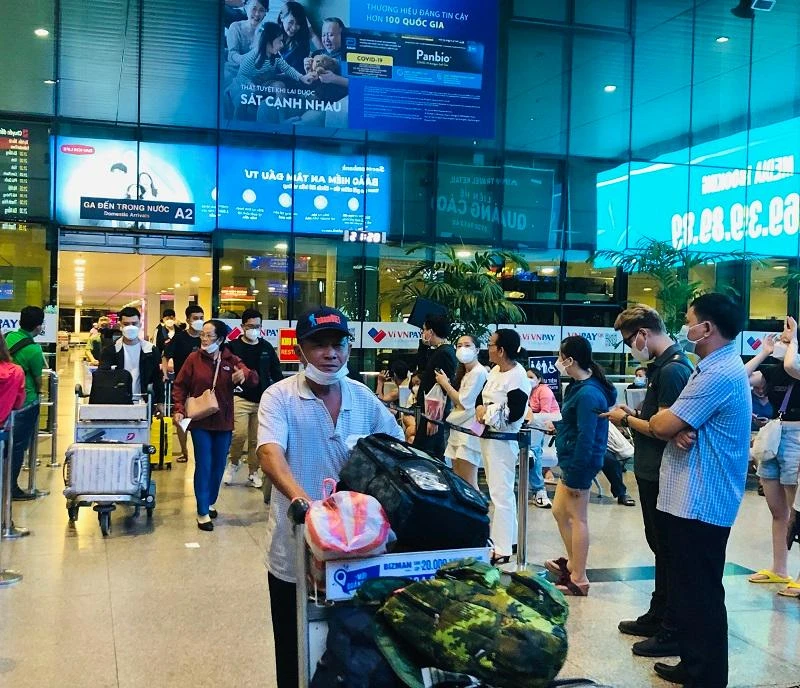 Các hãng hàng không Việt Nam đã dừng kiểm tra thẻ hành lý tại sân bay Tân Sơn Nhất. Ảnh: P.ĐIỀN