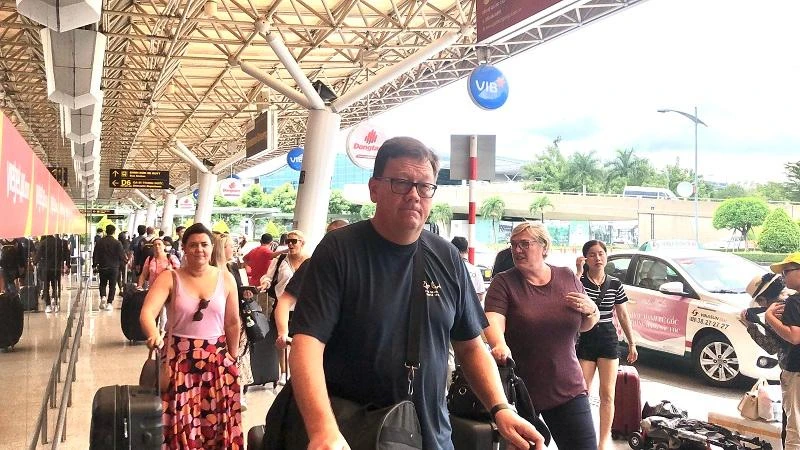 Khách quốc tế chuyển sang chuyến bay nội địa tại sân bay Tân Sơn Nhất cũng ghi nhận khá đông. Ảnh: P.ĐIỀN