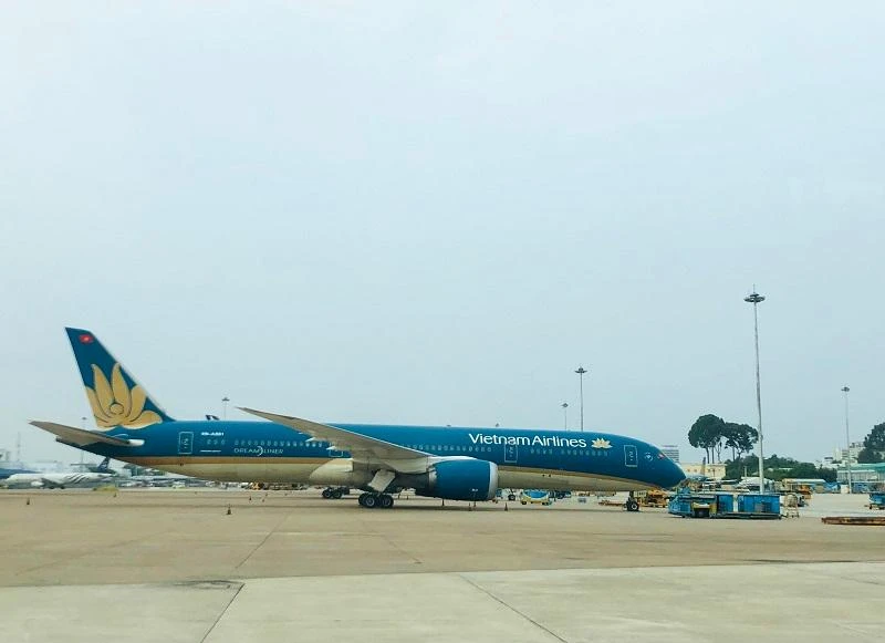Vietnam Airlines đón khách tại sân bay Tân Sơn Nhất. Ảnh: P.ĐIỀN