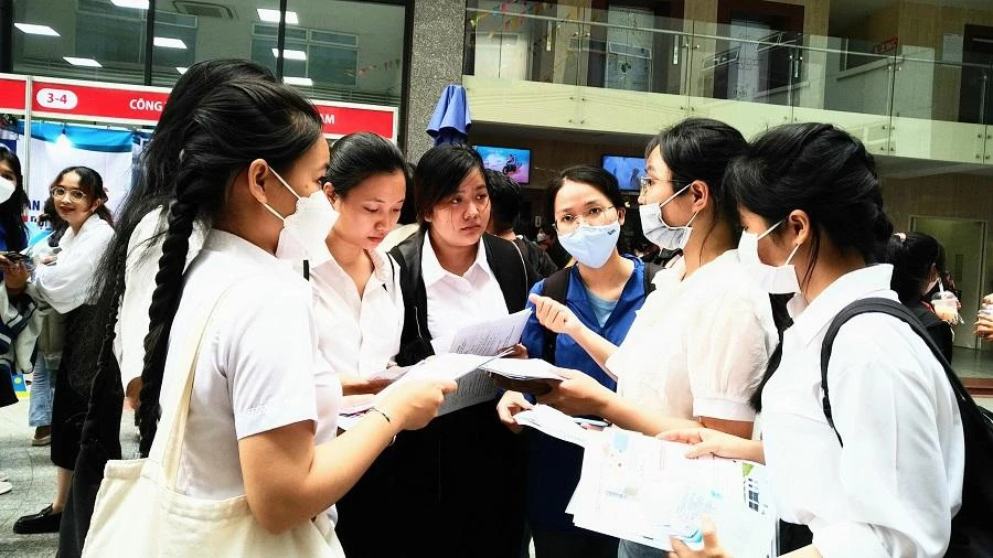 Công ty thông tin nhu cầu tuyển dụng đến ứng viên. Ảnh: PHONG ĐIỀN Công ty thông tin nhu cầu tuyển dụng đến ứng viên. Ảnh: PHONG ĐIỀN