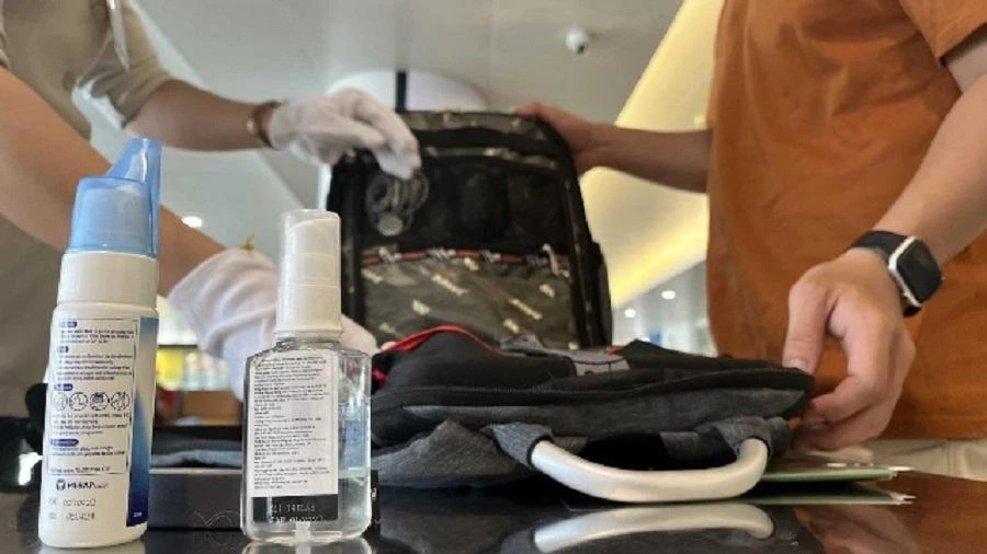 Nhân viên hàng không kiểm tra hành lý xách tay của hành khách đối với chuyến bay đến Úc. Ảnh: NB Nhân viên hàng không kiểm tra hành lý xách tay của hành khách đối với chuyến bay đến Úc. Ảnh: NB