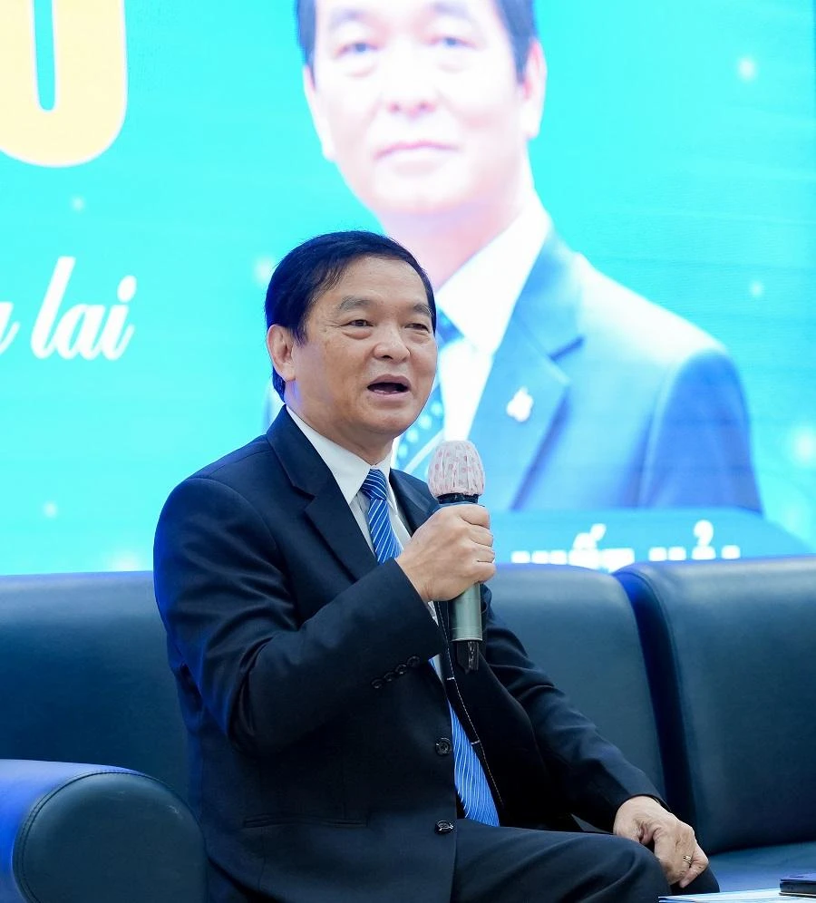 Doanh nhân Lê Viết Hải - Chủ tịch HĐQT Tập đoàn Xây dựng Hòa Bình chia sẻ cách thức học tập hiệu quả và kiến thức để áp dụng tốt vào công việc. Ảnh: H.SINH