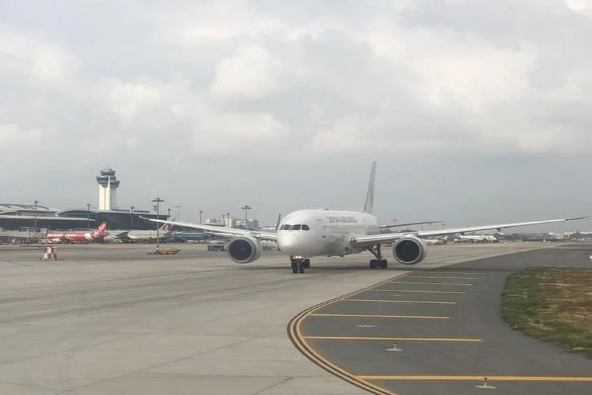 Lãnh đạo sân bay Tân Sơn Nhất khuyến cáo người dân xung quanh sân bay không nuôi chim, thả diều, chiếu đèn laser gây mất an toàn máy bay trong quá trình cất hạ cánh. Ảnh: P.ĐIỀN