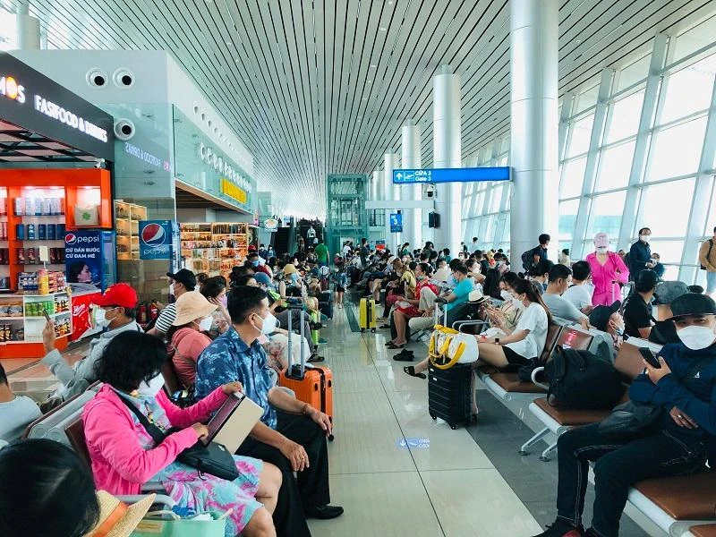 Vé máy bay chiếm chi phí lớn cho hành trình về quê dịp tết. Ảnh: P.ĐIỀN