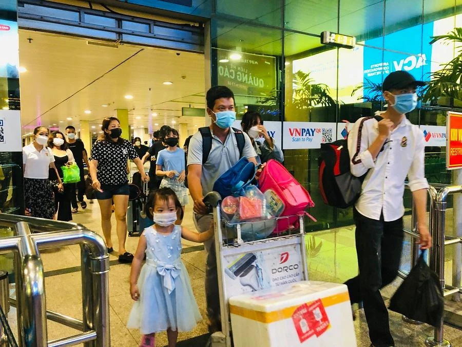 Nhiêu gia đình chi bộn tiền vé máy bay đi lại dịp tết. 