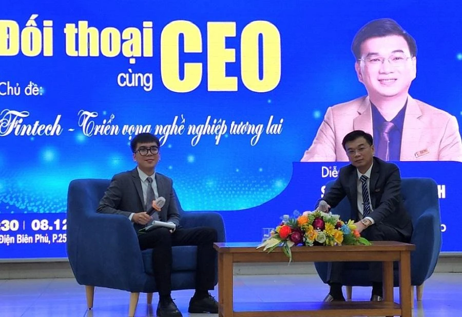 CEO Tập đoàn BIN Corporation Lê Hùng Anh (bên phải) chia sẻ kinh nghiệm khởi nghiệp với sinh viên. Ảnh: H.SINH
