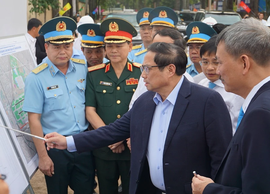 Thủ tướng Phạm Minh Chính kiểm tra dự án nhà ga hành khách T3. Ảnh: PĐ